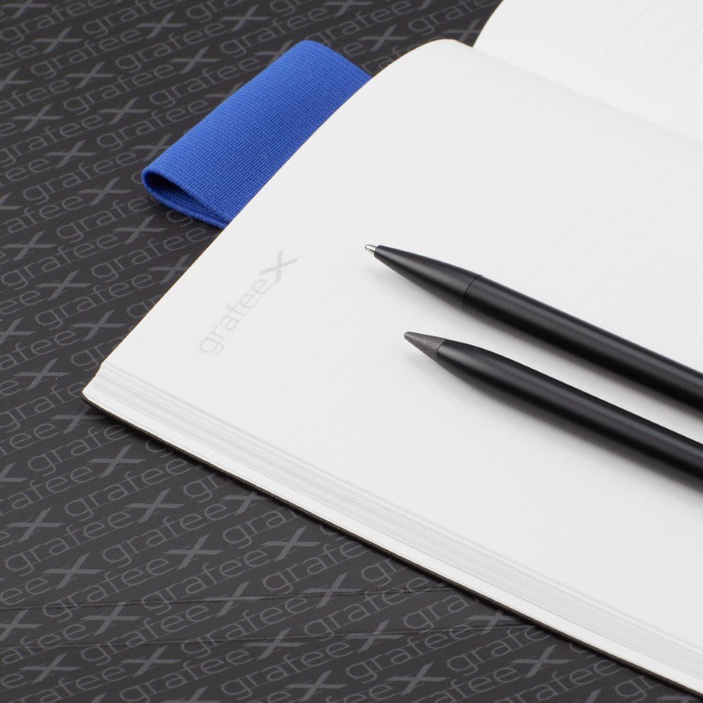 Pininfarina Shop - Set - GrafeeX Writing Set – set composto da taccuino in carta di roccia, banda elastica e due strumenti grafeex (matita e penna a sfera)