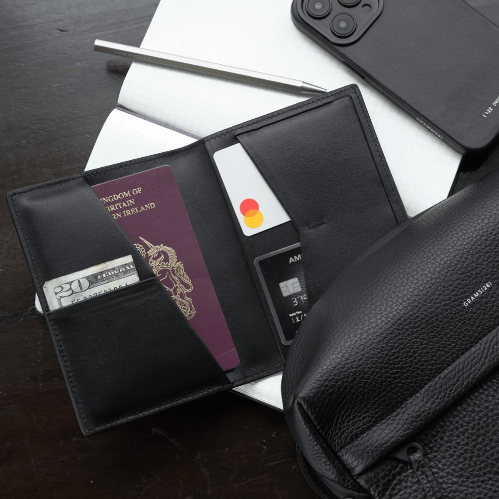 Pininfarina Shop - Portafogli e Portachiavi - GRAMS28 126 Passport Wallet – Portapassaporto in pelle nappa italiana