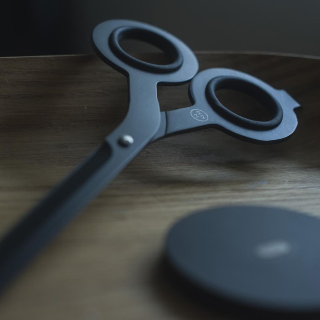 Pininfarina Shop - Accessori da scrivania - HMM SCISSORS 2 IN 1 - Forbici Professionali con base e tagliacarta