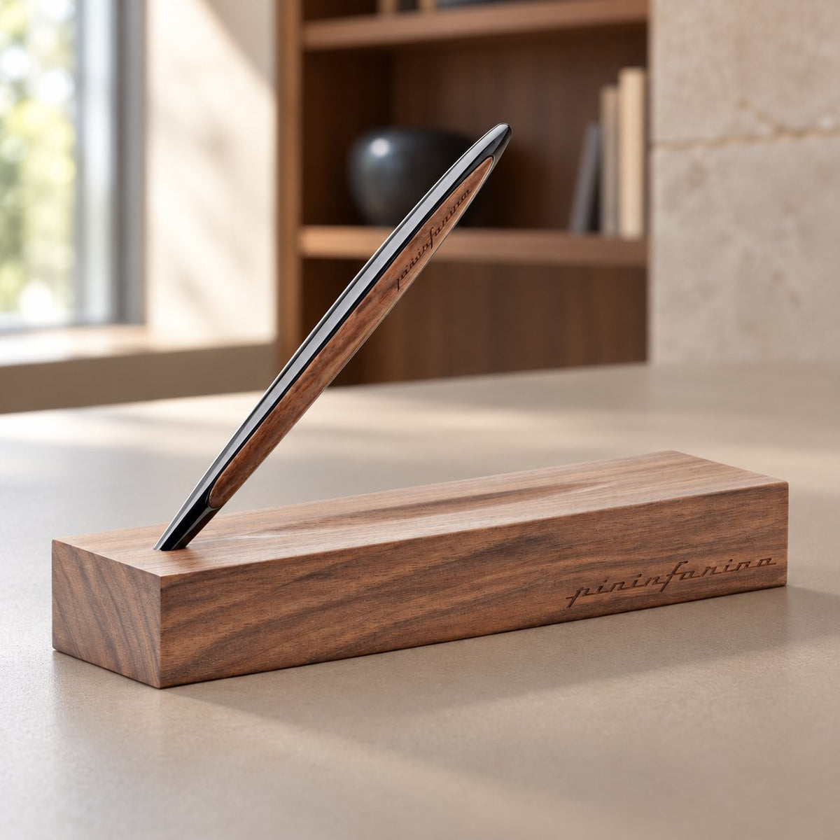 Pininfarina Cambiano Classic - Stilo con base in legno massello - punta in Ethergraf® - Nero lucido - ambientazione