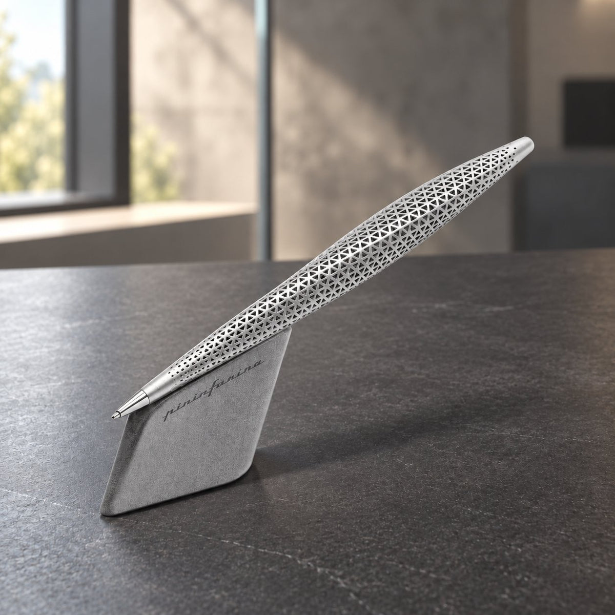 Pininfarina Speedform Ink Silver con base magnetica su scrivania in pietra scura