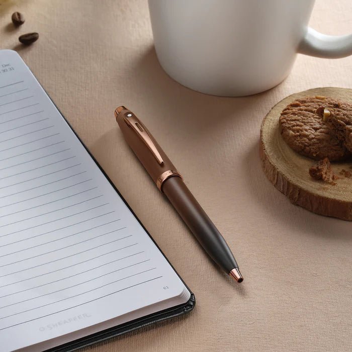 Pininfarina Shop - Penne e Stilo - Sheaffer 100 Coffee Edition – Penna a sfera Matt Brown con finiture Regal Brown PVD