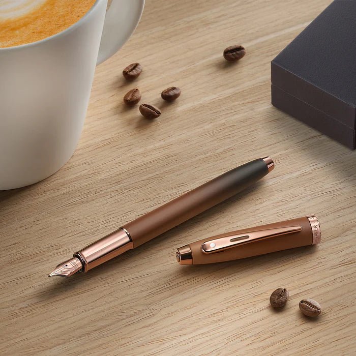 Pininfarina Shop - Penne e Stilo - Sheaffer 100 Coffee Edition – Penna stilografica Matt Brown con finiture PVD