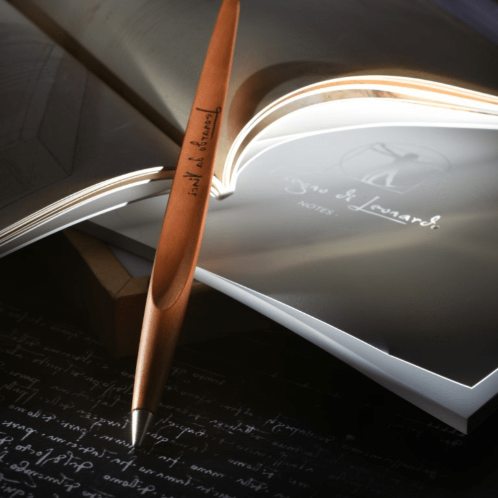 Pininfarina Shop - Penne e Stilo - Forever Piuma Leonardo Ink – Stilo in Legno Massello con Punta a Sfera e Base in Acciaio