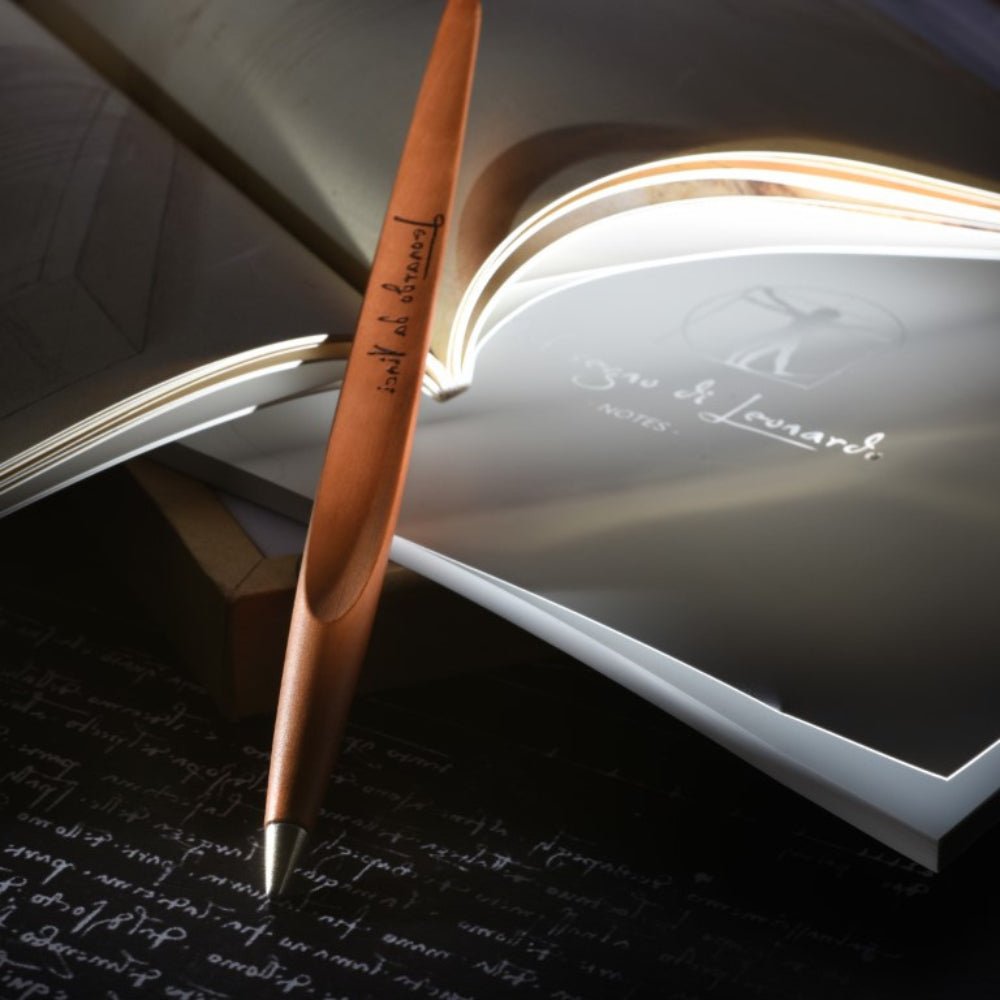 Pininfarina Shop - Penne e Stilo - Forever Piuma Leonardo – Stilo in legno massello con punta Ethergraf® e base in acciaio