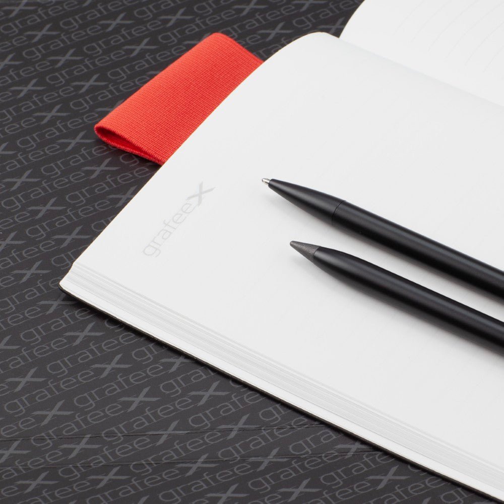 Pininfarina Shop - Set - GrafeeX Writing Set – set composto da taccuino in carta di roccia, banda elastica e due strumenti grafeex (matita e penna a sfera)