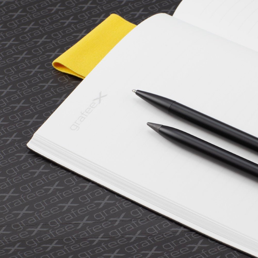 Pininfarina Shop - Set - GrafeeX Writing Set – set composto da taccuino in carta di roccia, banda elastica e due strumenti grafeex (matita e penna a sfera)