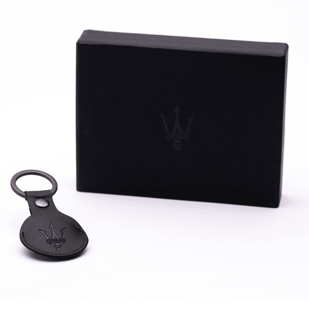 Pininfarina Shop - Portafogli e Portachiavi - Maserati AirTag Keyring – Portachiavi in Eco Pelle con Anello in Acciaio con custodia